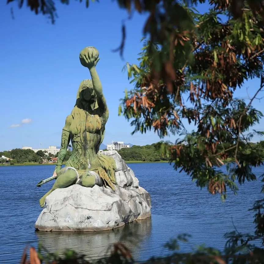 Estátua de Iracema no meio da Lagoa de Messejana, em Fortaleza.