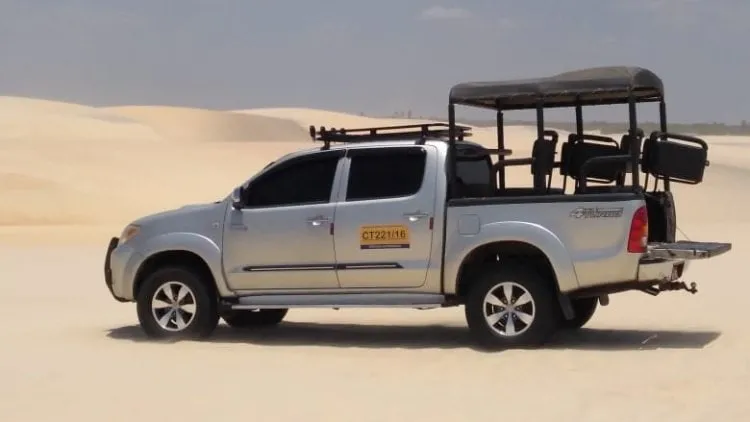 Jardineira 4x4 atravessando as dunas a caminho da vila de Jericoacoara, no Ceará