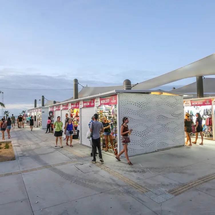 Comércio de rua em Fortaleza, com lojas e movimento de pedestres