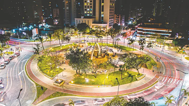 Praça Portugal e prédios comerciais da Aldeota, em Fortaleza