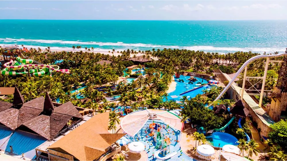 Praia de Porto das Dunas, em Aquiraz, com dunas e o complexo do Beach Park ao fundo