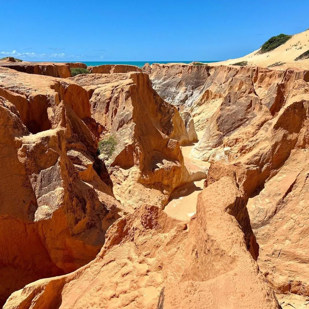 Corredor do Labirinto das Falésias em Morro Branco, Beberibe, com paredes de areias coloridas
